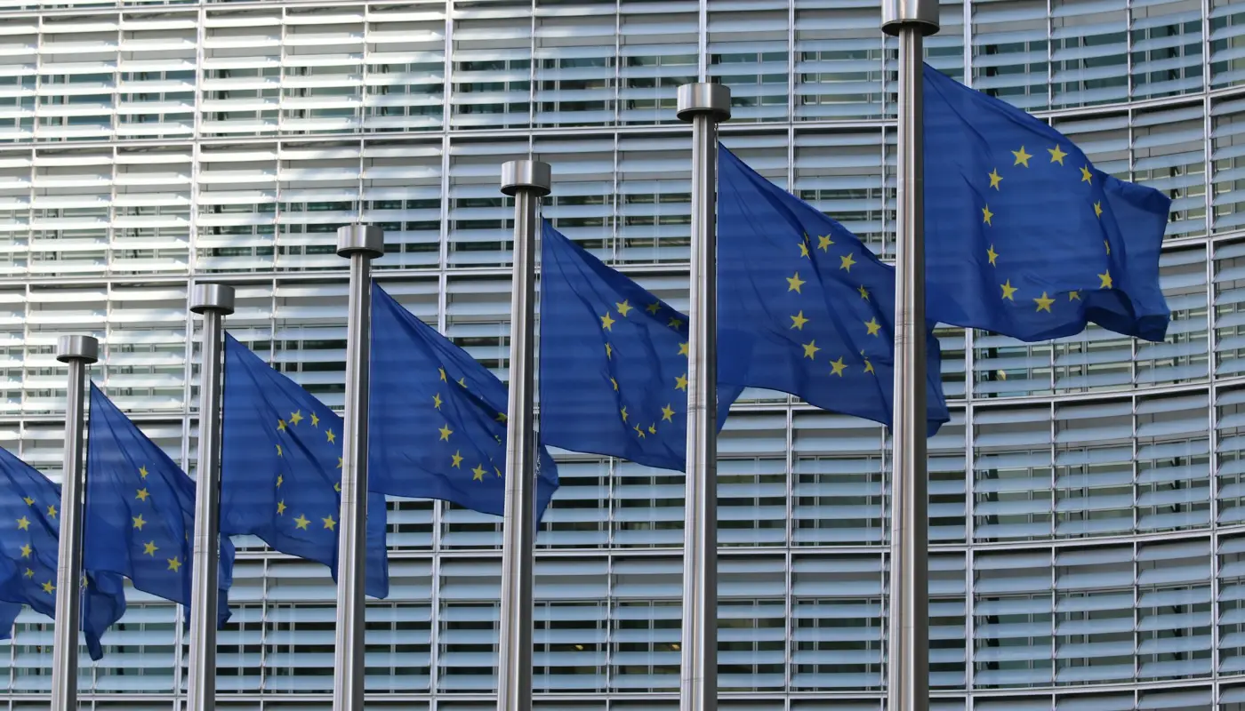 Banderas de la Unión Europea ante un edificio institucional