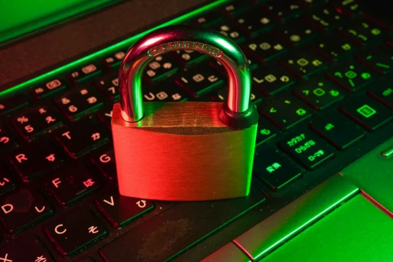 Candado rojo sobre un teclado: cómo notificar una brecha de datos en 72 horas