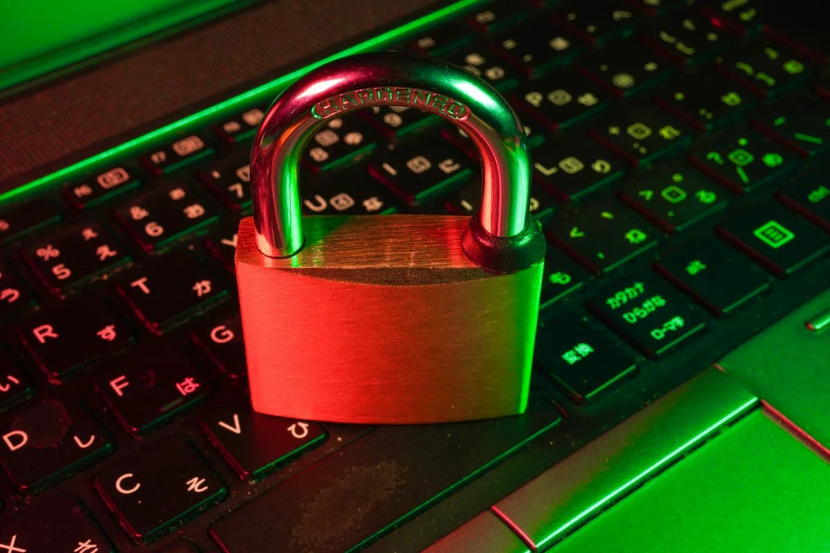 Candado rojo sobre un teclado: cómo notificar una brecha de datos en 72 horas