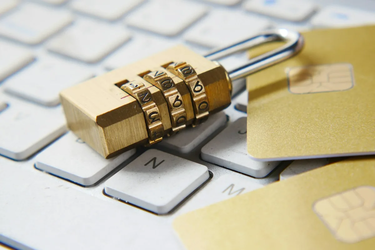 Candado dorado sobre un teclado, símbolo de la protección de datos personales que exige el RGPD