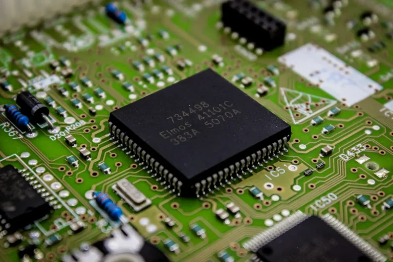 Chip en una placa de circuito: productos con elementos digitales sujetos a las obligaciones CRA