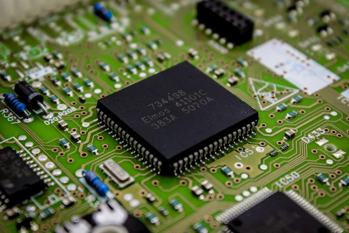 Chip en una placa de circuito, un producto con elementos digitales sujeto al Cyber Resilience Act