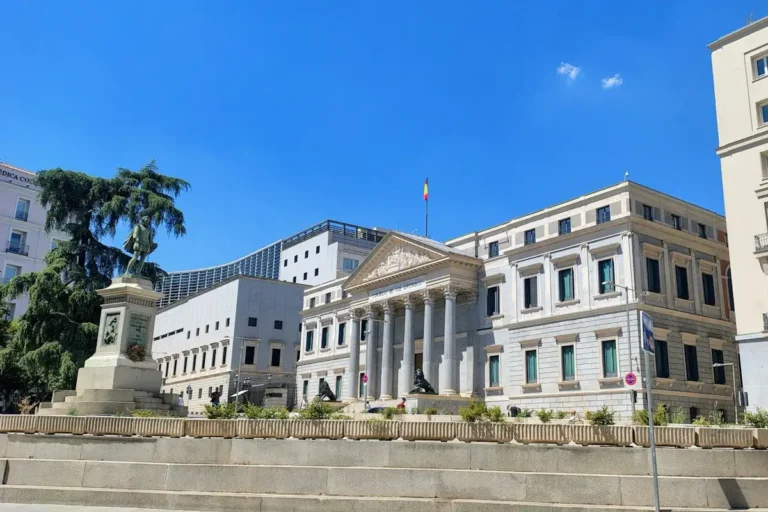 Congreso de los Diputados en Madrid, símbolo del sector público obligado a la adecuación al ENS