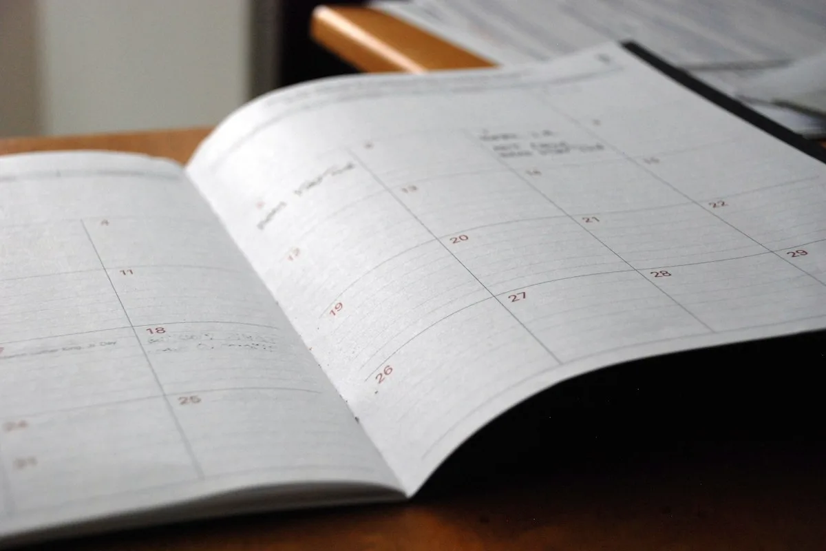 Agenda mensual abierta sobre un escritorio para seguir las fechas clave AI Act