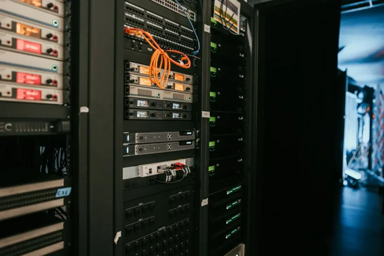 Bastidor de servidores: controles del Anexo A ISO 27001:2022