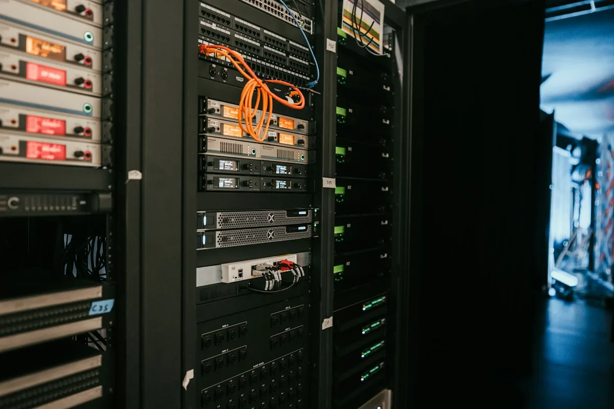 Bastidor de servidores en un centro de datos, infraestructura que protege un SGSI conforme a ISO 27001