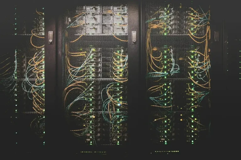 Cables de red conectados en un centro de datos: ISO 27001 vs ISO 22301