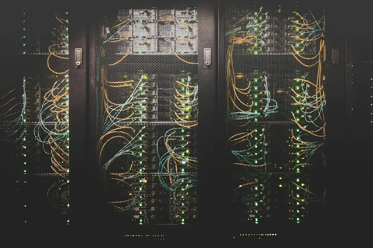 Cables de red conectados en un centro de datos: ISO 27001 vs ISO 22301