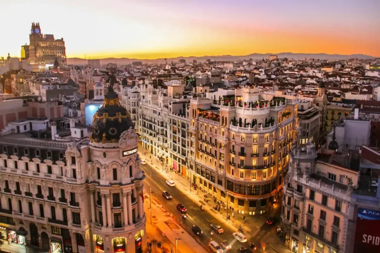 Edificio Metrópolis en la Gran Vía de Madrid: la situación de la NIS2 en España