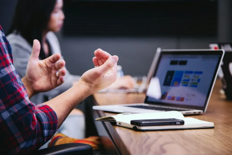 Reunión con portátil para comparar opciones de software GRC