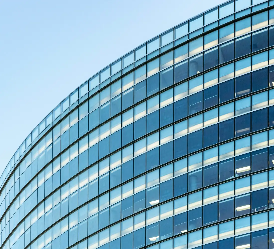 Fachada de cristal de un edificio de oficinas: Atalaya GRC, software de cumplimiento normativo