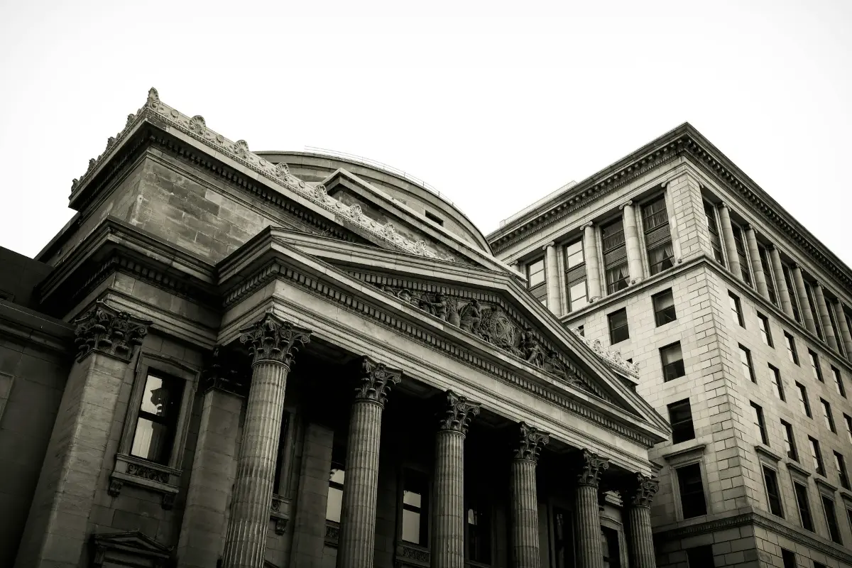 Fachada con columnas de un edificio bancario clásico, símbolo del cumplimiento normativo en banca